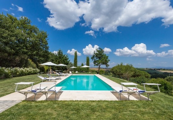 La piscina misura 14 x 5 m con profondità costante di 1,5 m - Villa Pianello
