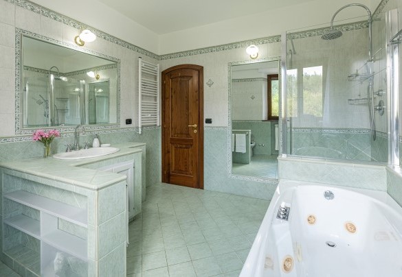 Bagno con vasca idromassaggio e doccia al primo piano per le camere n.2, n.4, n.5 - Villa Pianello