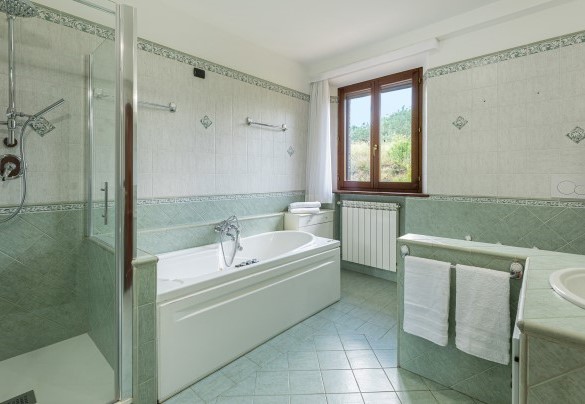 Bagno con vasca idromassaggio e doccia al primo piano per le camere n.2, n.4, n.5 - Villa Pianello