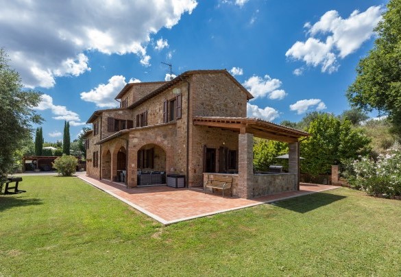 Il casale circondato dal prato curato - Villa Pianello