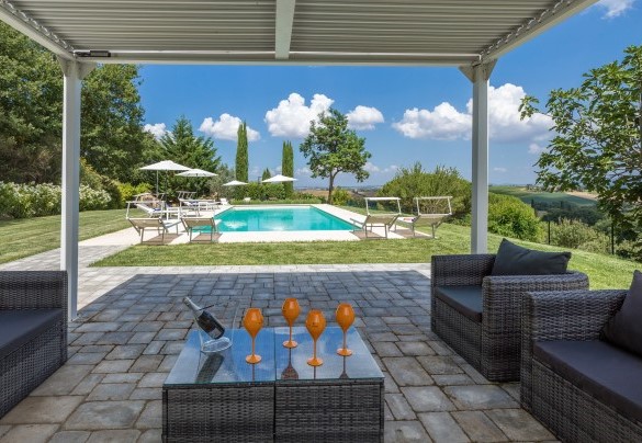 Il gazebo apribile in piscina con la zona living - Villa Pianello