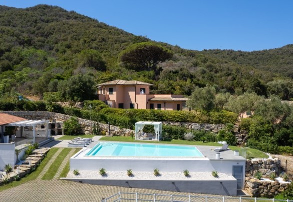 Entrance to the property with convenient parking - Villa Pietro