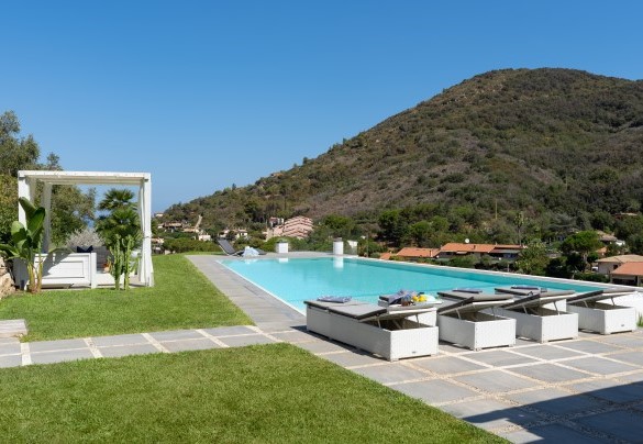 Solarium equipped with furniture and solar shower - Villa Pietro