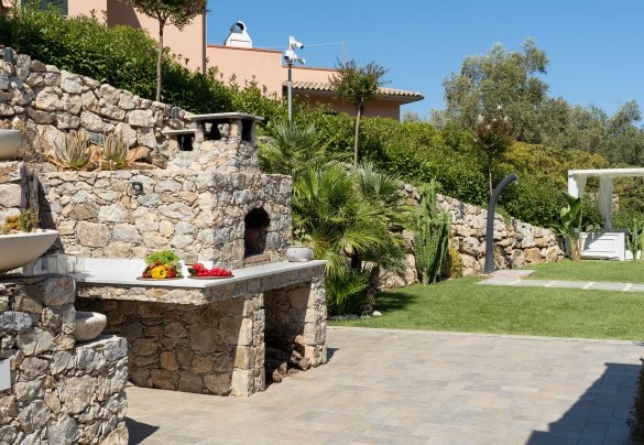  Wood-burning oven and stone barbecue next to the porch - Villa Pietro