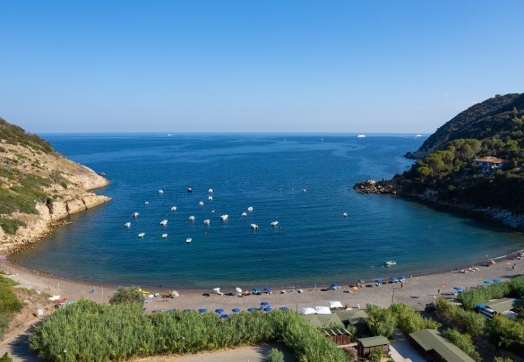 The bay of Nisporto with equipped beach 600 m from the villa - Villa Pietro