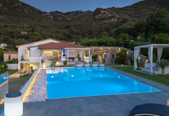 pool equipped with chromotherapy - Villa Pietro