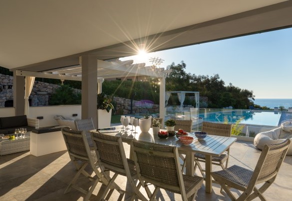 Porch with dining table and living area - Villa Pietro
