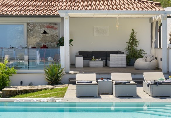 Swimming pool 20 m from the porch with dining table and living area - Villa Pietro