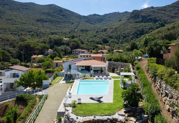 The residential district of Nisporto in the green of the Mediterranean maquis - Villa Pietro
