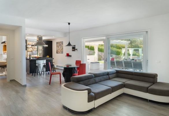 Open space with living room, dining table and kitchen connected to the porch on the first floor - Villa Pietro