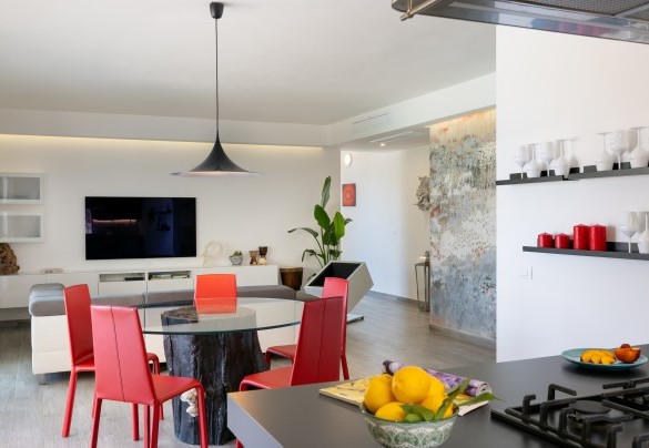 Open space with living room, dining table and kitchen connected to the porch on the first floor - Villa Pietro