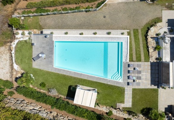 Access to the pool with corner roman steps - Villa Pietro