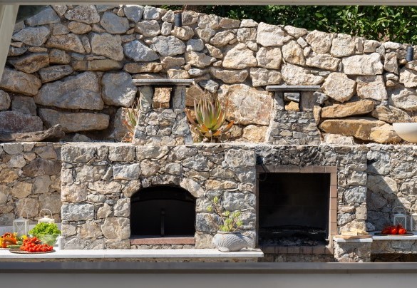 Wood-burning oven and stone barbecue next to the porch - Villa Pietro