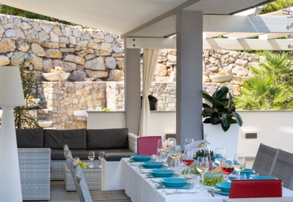 Porch with dining table and living area - Villa Pietro