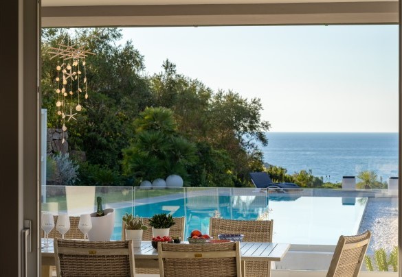 The large glass door between the open space and the porch - Villa Pietro