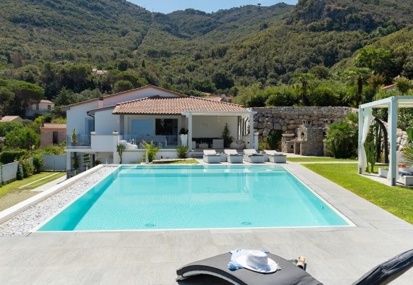 Infinity pool measures 13 x 7.5m - Villa Pietro