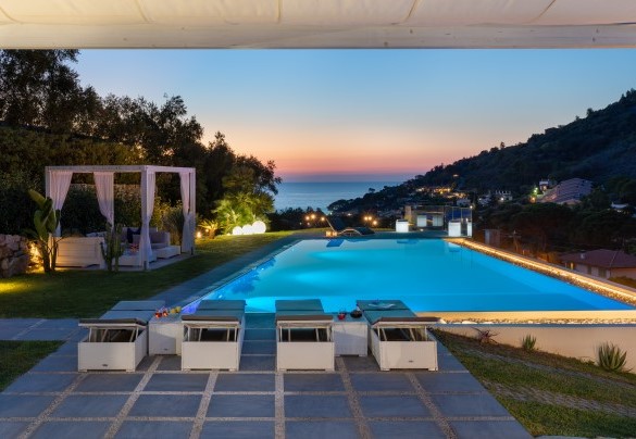 Infinity pool overlooking the sea at sunset - Villa Pietro
