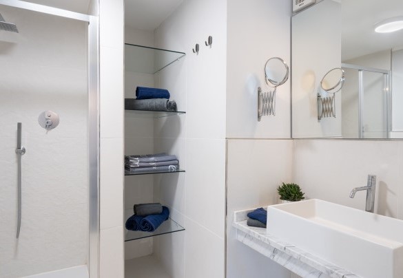  Bathroom with shower n.3 on the ground floor - Villa Pietro