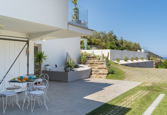Terrace next to the ground floor kitchen and parking - Villa Pietro