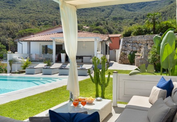 wood and fabric pergola with sofas serving the swimming pool - Villa Pietro