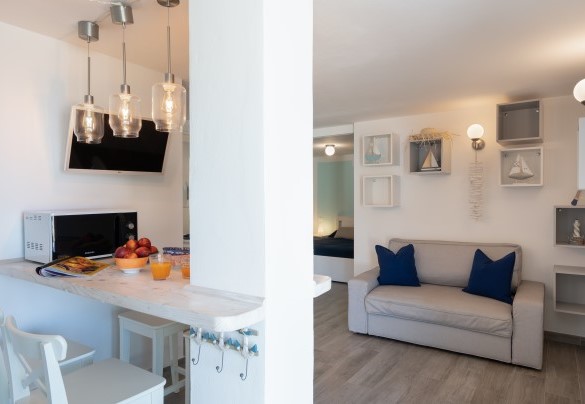  kitchen and small living room on the ground floor - Villa Pietro