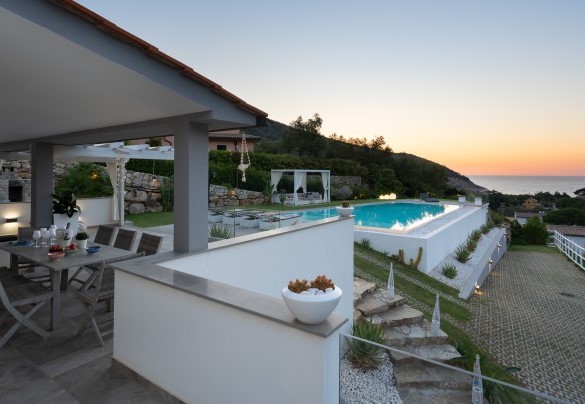 The porch and the stone steps that connect the two floors - Villa Pietro