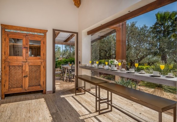 Kitchen and dining area with glass wall overlooking the garden  - Villa Pineta