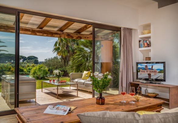 The living room with  glass wall overlooking the garden  - Villa Pineta