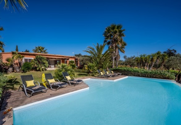 The swimming pool is about 10 metres from the villa - Villa Pineta