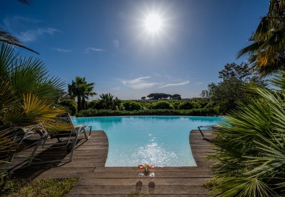 The infinity pool set on a wooden solarium - Villa Pineta