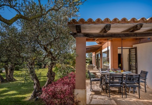 The portico in front of the kitchen host an outdoor dining fornitures - Villa Pineta