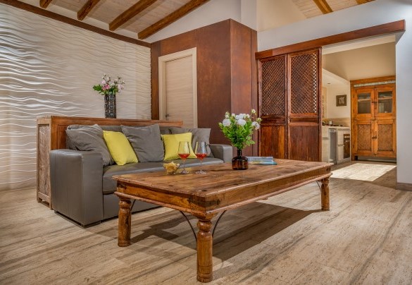 The living room connected by a sliding door to the kitchen - Villa Pineta
