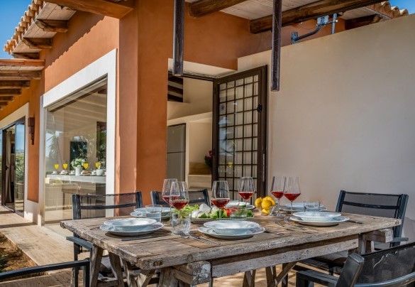 The portico in front of the kitchen host an outdoor dining fornitures - Villa Pineta