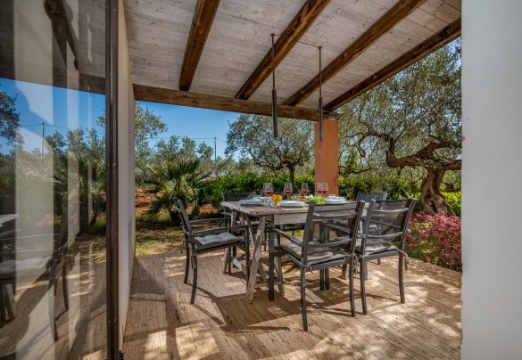 The portico in front of the kitchen host an outdoor dining fornitures - Villa Pineta