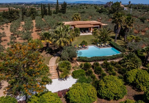 It is the ideal place for an experience between culture, art and nature. - Villa Pineta
