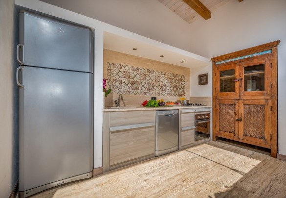 Fully-equipped kitchen with dining area - Villa Pineta
