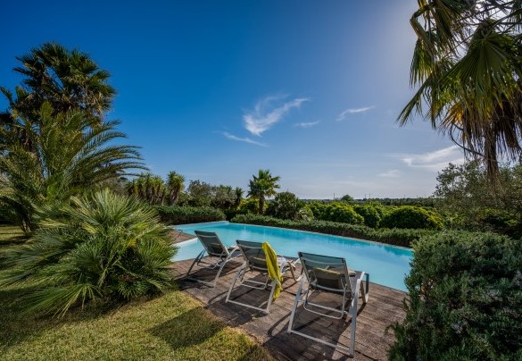 Rectangular it measures 5 x 8 m with the depth varying from 1.20 to 1.40 m - Villa Pineta