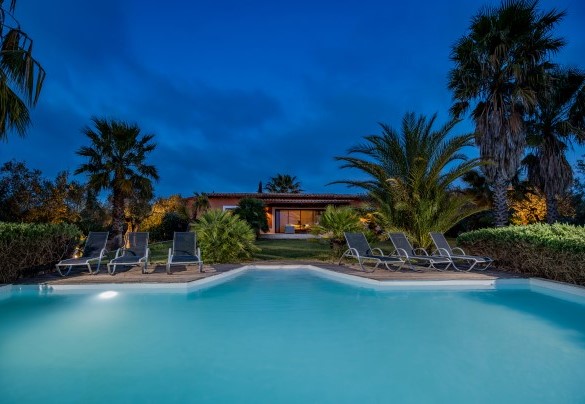 The swimming pool by night - Villa Pineta
