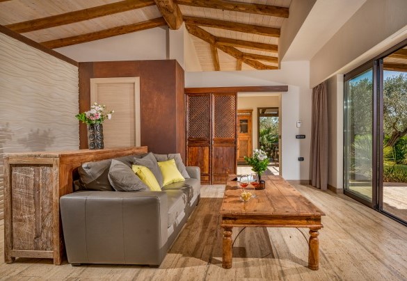 The living room connected by a sliding door to the kitchen - Villa Pineta