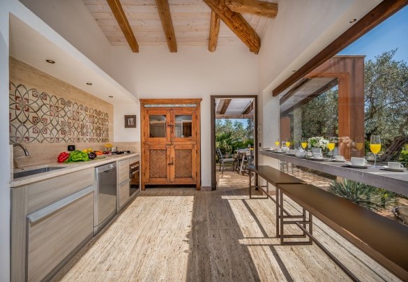 Fully-equipped kitchen with dining area - Villa Pineta