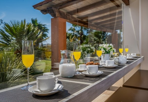 Kitchen and dining area with glass wall overlooking the garden  - Villa Pineta