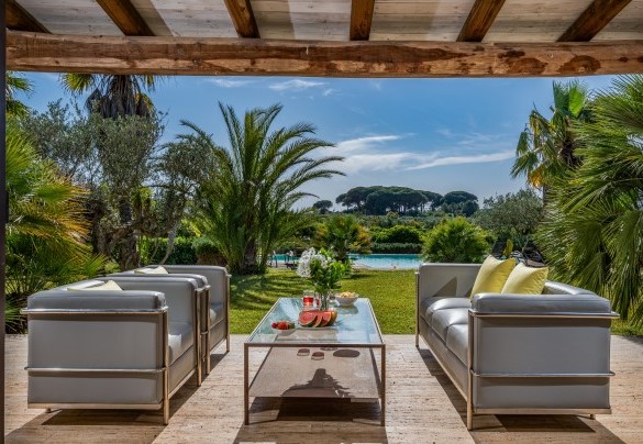 The portico in front of the living room host an outdoor seating area - Villa Pineta