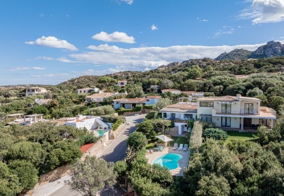 Il giardino attorno alla villa è recintato - Villa Pitrizzina