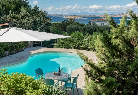 La piscina è recintata sul bordo esterno - Villa Pitrizzina