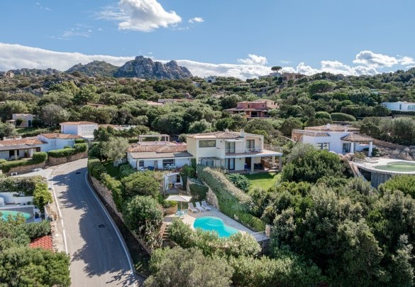 La proprietà è ubicata a circa 2 km da Porto Cervo - Villa Pitrizzina