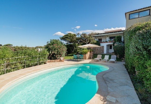 La piscina dalla forma irregolare con gradini di accesso - Villa Pitrizzina