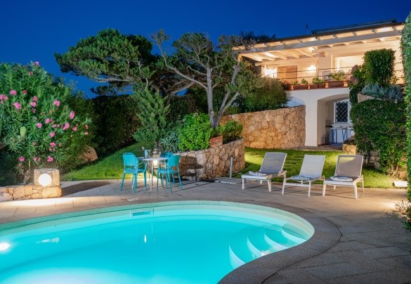 La piscina su trova sul livello inferiore del giardino - Villa Pitrizzina