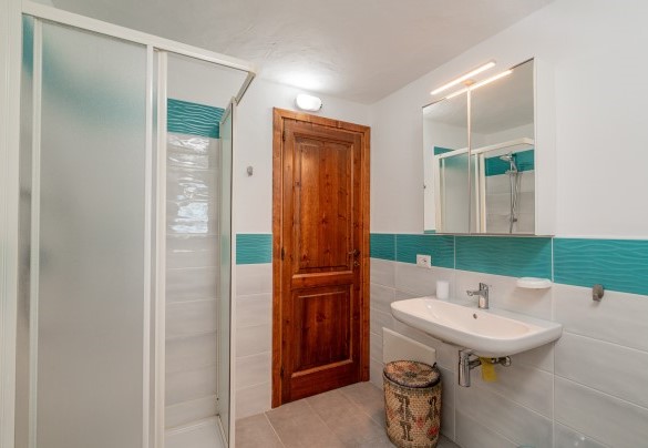 Bagno con doccia n.3 al piano seminterrato - Villa Pitrizzina