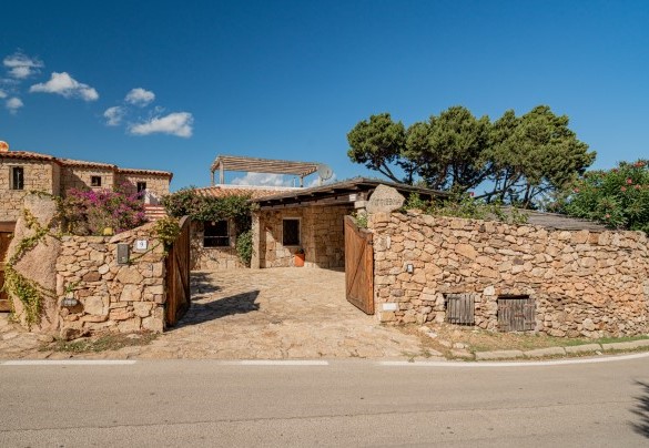 Il cancello di ingresso in proprietà - Villa Pitrizzina