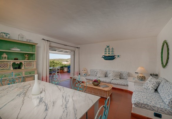 Tavolo da pranzo e salotto nel living al piano terra - Villa Pitrizzina